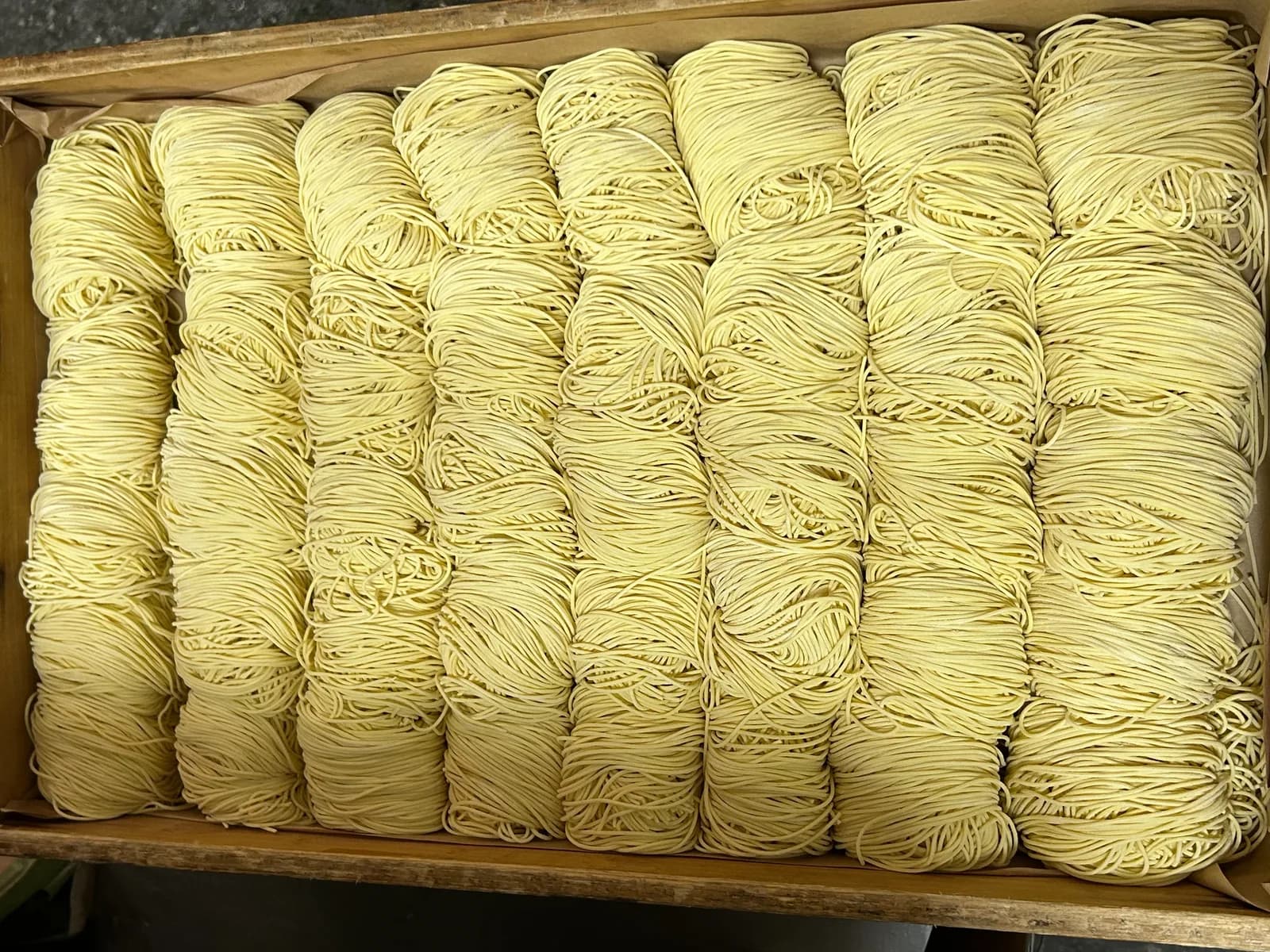 有限会社幸住食品で製造した、木箱に並ぶ業務用の中華麺