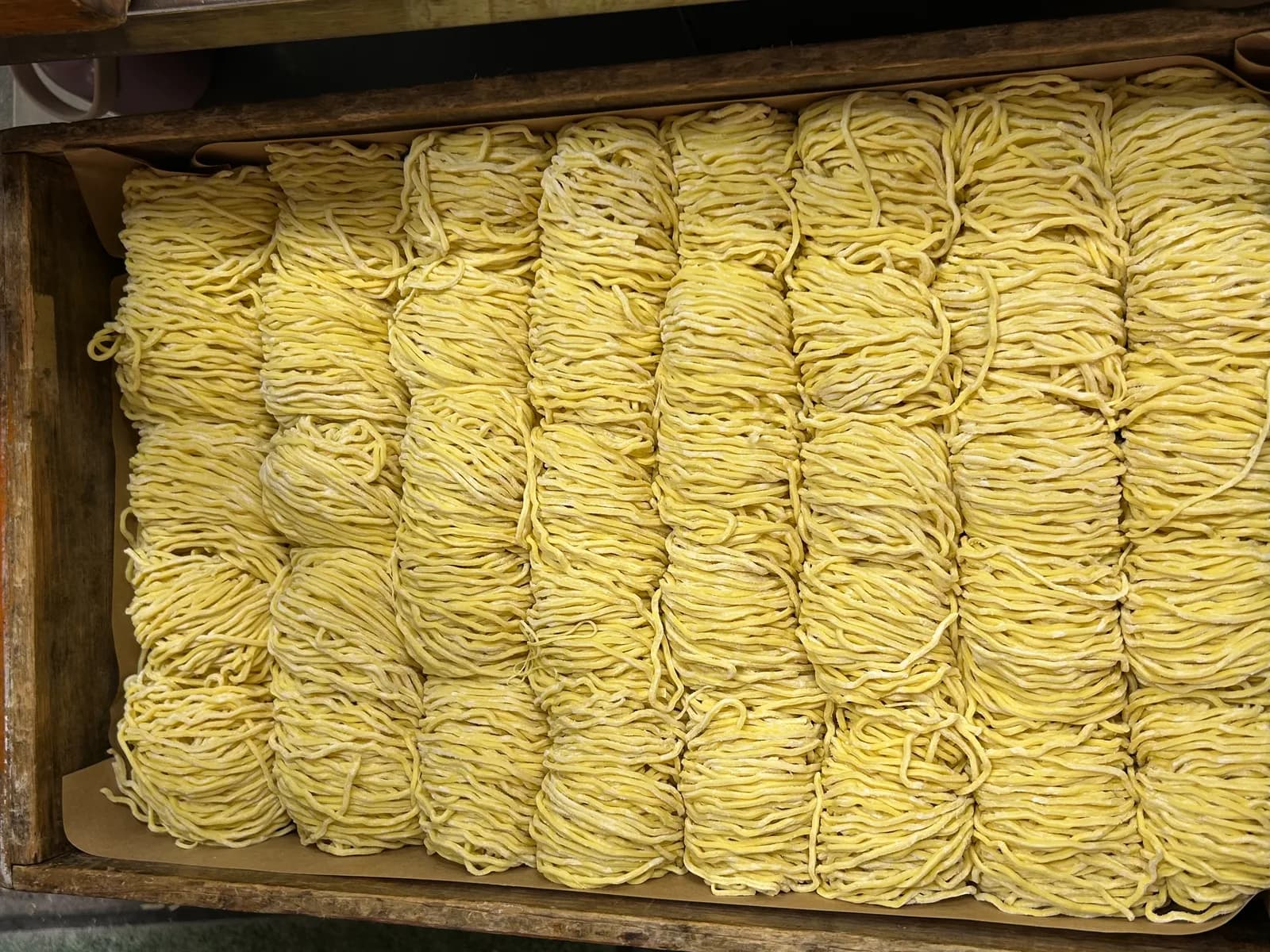 木箱に整然と並べられた、製麺したての生麺